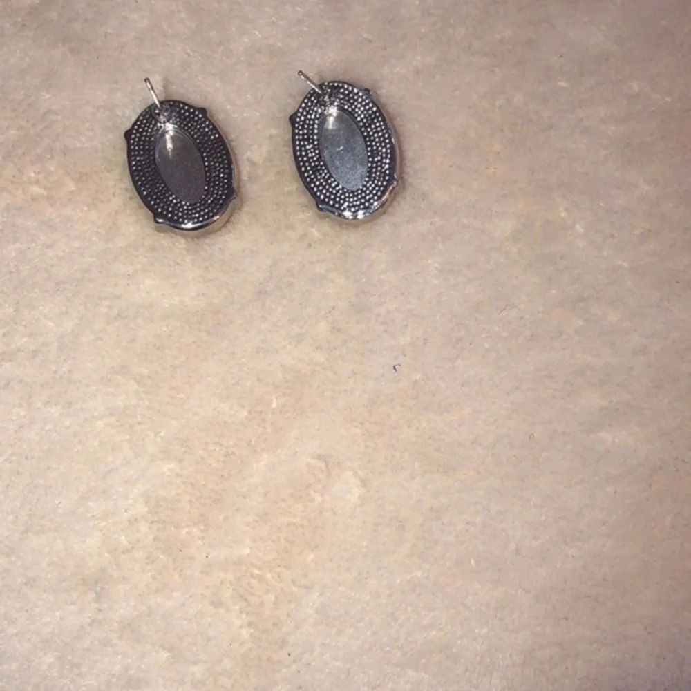 Earrings - Picture 2 of 3